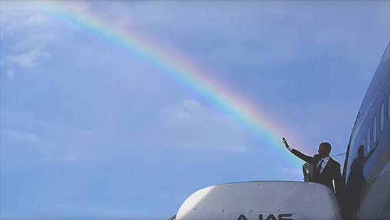 Obama waving to crowd