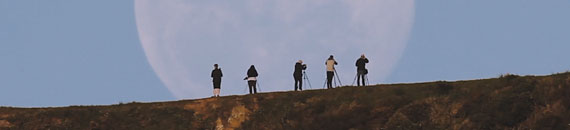 Timelapse of Photographers Hunting a Supermoon